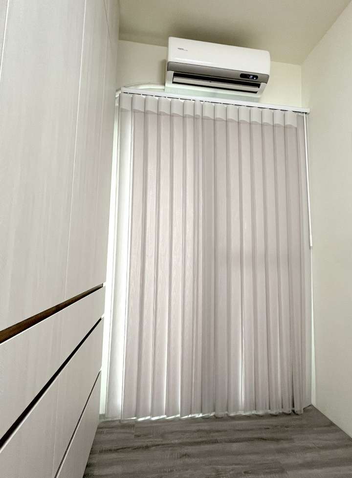 Eilus Vertical Blinds　Walk-through Granule Khaki Child Safety／Cordless Blinds & Shades Light Filtering Blinds & Shades Light-Regulating Blinds & Shades